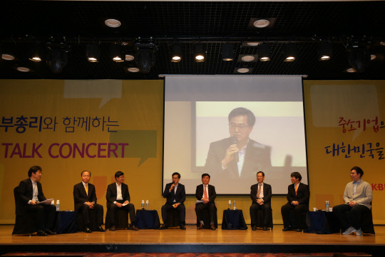 김동연 기획재정부장관 겸 경제부총리(왼쪽 네번째)가 21일 서울 여의도 중소기업중앙회에서 열린 '김동연 부총리와 함께하는 혁신기업 토크콘서트'에서 규제 혁신의 중요성에 대해 발언하고 있다. 중소기업중앙회 제공